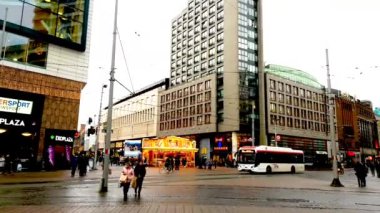 Den Haag, Hollanda - 5 Ocak 2019: İnsanlar soğuk bir kış günü Haggların merkezinde alışveriş caddelerinde yürüyorlar