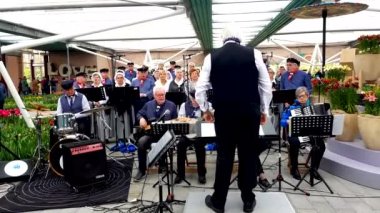 Leiden, Hollanda - 24 Mart 2019: Hollanda 'nın Keukenhoff kentinde müzik orkestrası yönetiliyor