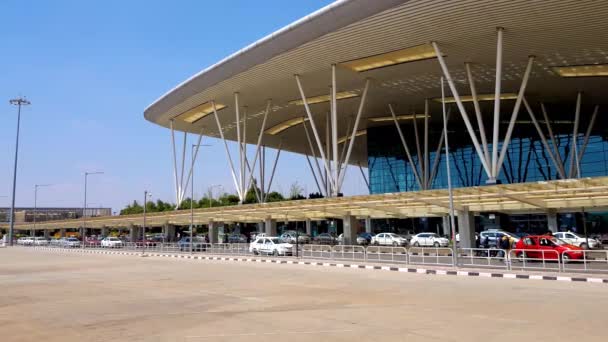 Bangalore Índia Fevereiro 2020 Carros Táxis Passando Frente Aeroporto Internacional — Vídeo de Stock