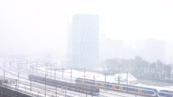 Vue Des Trains Fonctionnant Sous Neige Abondante Gare Amsterdam Zuid — Video