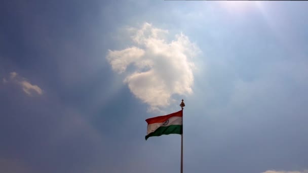 Drapeau Tricolore Indien Flottant Dans Vent Contre Ciel Bleu Nuageux — Video