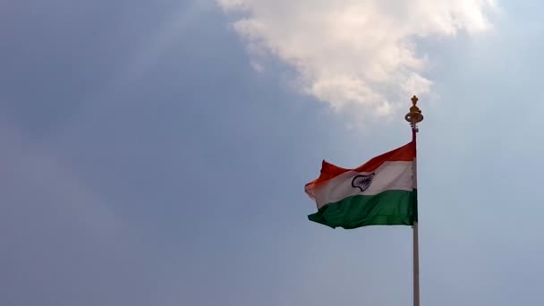 Indiska Tricolor Flaggan Fladdrar Vinden Mot Blå Himmel Med Moln — Stockvideo
