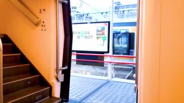 Leiden, Hollanda - 7 Ocak 2019: Hollanda Leiden istasyonundaki Hollanda treninin kapanış kapıları