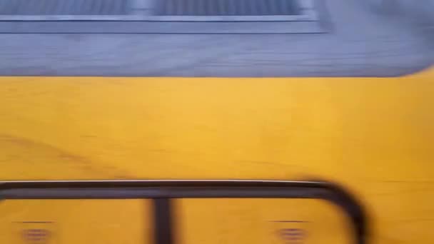 Gul Tåg Passerar Genom Ett Annat Tågfönster När Reser Landet — Stockvideo