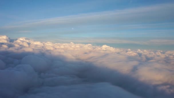 Bir Uçak Penceresinden Mavi Gökyüzü Arasındaki Bulutların Görüntüsü — Stok video