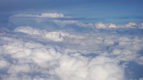 Blick Auf Wolken Unter Blauem Himmel Aus Einem Flugzeugfenster — Stockvideo