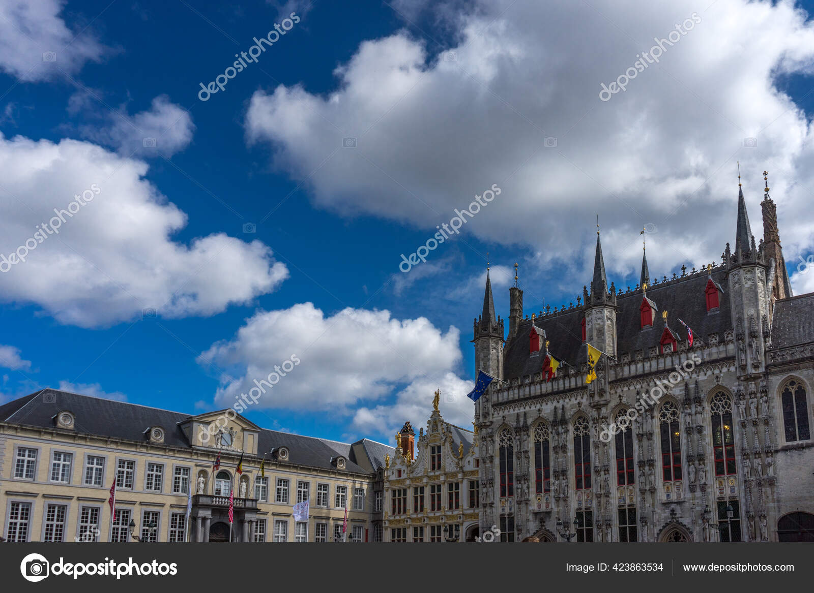 Herunterladen - Das Rathaus auf dem Marktplatz in Brügge, Belgien, Europa — Stockbild Das Rathaus Auf Dem Marktplatz Brügge Belgien Europa — Stockfoto