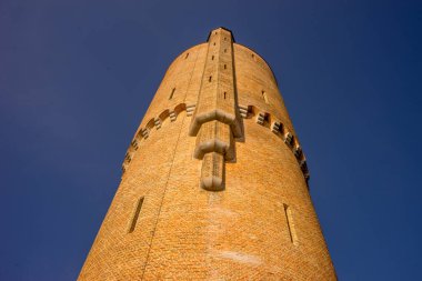 Avrupa, Belçika, Bruges, bir binanın yanında saati olan büyük bir kule.