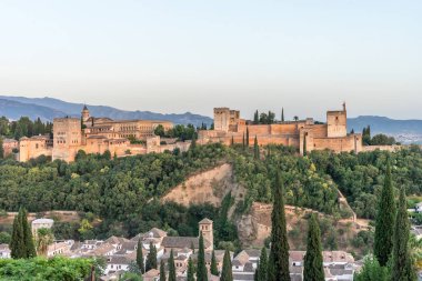 İspanya, Granada 'nın muhteşem Alhambra' sı. Gün batımında Mirador de San Nicolas 'tan seyredilen Alhambra kalesi..