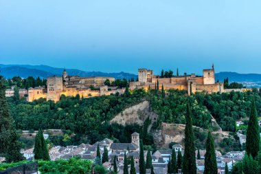 İspanya, Granada 'nın muhteşem Alhambra' sı. Gün batımında Mirador de San Nicolas 'tan seyredilen Alhambra kalesi..