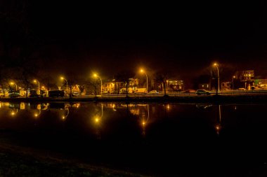 Belçika, Bruges, geceleri büyük, uzun bir kanal.