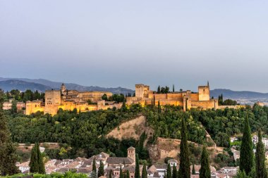 İspanya, Granada 'nın muhteşem Alhambra' sı. Gün batımında Mirador de San Nicolas 'tan seyredilen Alhambra kalesi..
