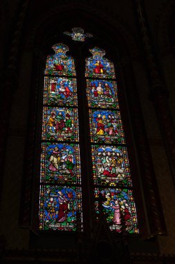 Tasarım desenli büyük bir Fransız penceresi ışığın geçmesine izin veriyor.