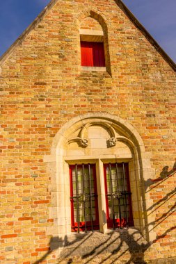 Belçika, Bruges, tuğla duvarda ızgara pencere.