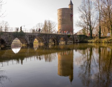 Belçika, Bruges, Aşıklar maden suyu gölü arasında köprü