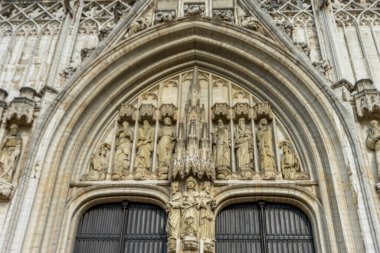 Parlak bir yaz gününde Brüksel, Belçika, Avrupa 'nın girişinde Hristiyan azizlerin oyduğu beyaz bir kemer.