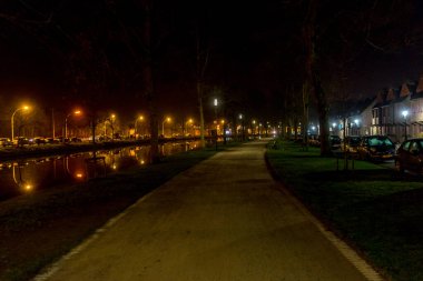 Belçika, Bruges, gece raylarda bir ışık
