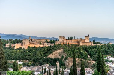 İspanya, Granada 'nın muhteşem Alhambra' sı. Gün batımında Mirador de San Nicolas 'tan seyredilen Alhambra kalesi..