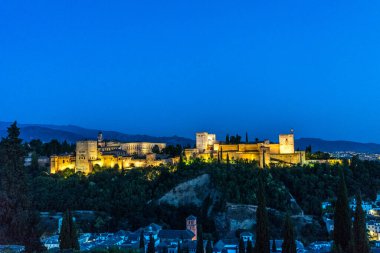İspanya, Granada 'nın muhteşem Alhambra' sı. Gün batımında Mirador de San Nicolas 'tan seyredilen Alhambra kalesi..
