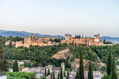 İspanya, Granada 'nın muhteşem Alhambra' sı. Gün batımında Mirador de San Nicolas 'tan seyredilen Alhambra kalesi..