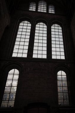Saint Nicholas Kilisesi, Gent, Belçika, Avrupa 'nın iç kısımlarında düz eğimli cam pencereler.