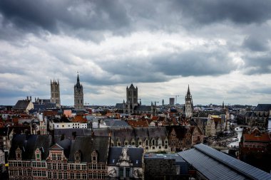 Gent 'in ufuk çizgisi Belçika, Avrupa' da bulutlu bir günde görüldü