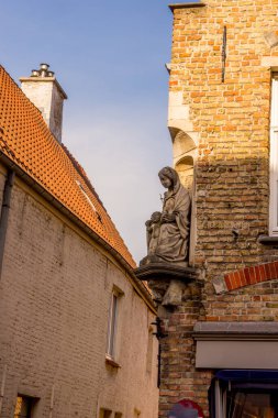 Bir bina duvarında Belçika, Bruges, Madonna ve bebek İsa heykeli