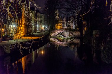 Belçika, Bruges, bir kanala köprü yapın.