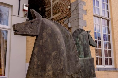 Belçika, Bruges, bir binanın önünde duran bir at.