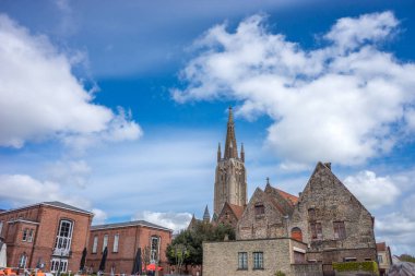 Brugge, Belçika, Avrupa 'da mavi gökyüzü olan leydimizin kilisesi.