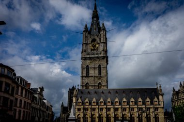 Gent, Belçika 'nın 91 metre yüksekliğindeki çan kulesi mavi gökyüzü ile aydınlık bir yaz gününde