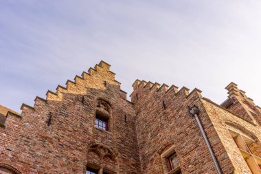 Belçika, Bruges, büyük tuğla binanın tepesinde bir gable.