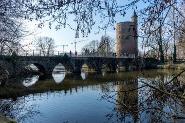 Belçika, Bruges, Aşıklar maden suyu gölü arasında köprü