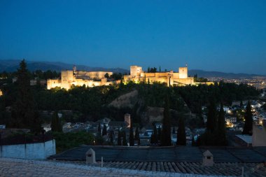 İspanya, Granada 'nın muhteşem Alhambra' sı. Gün batımında Mirador de San Nicolas 'tan seyredilen Alhambra kalesi..
