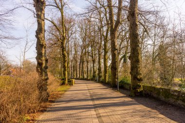 Belçika, Bruges, bahçede yürüyüş yolu