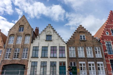 Bruges, Belçika 'da açık mavi gökyüzü olan kırmızı tuğlalı bir ev.