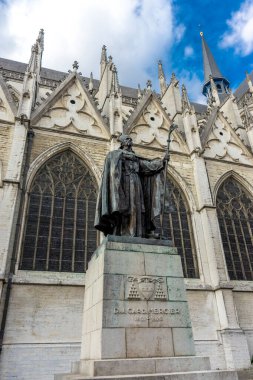 DJ anıtı. Kart. Mercier, Brüksel, Belçika 'daki St. Michael ve St Gudula Katedrali' nde mavi gökyüzü ile aydınlık bir yaz gününde