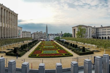 Mont des Arts Bahçeleri ve Belediyesi, Brüksel, Belçika, Avrupa 'nın güzel bulutlarıyla gün batımında çan kulesi