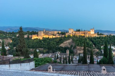 İspanya, Granada 'nın muhteşem Alhambra' sı. Gün batımında Mirador de San Nicolas 'tan seyredilen Alhambra kalesi..