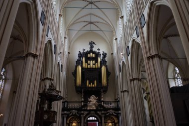 Bruges, Belçika, Avrupa 'daki kilisenin içindeki organ.