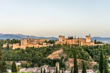 İspanya, Granada 'nın muhteşem Alhambra' sı. Gün batımında Mirador de San Nicolas 'tan seyredilen Alhambra kalesi..