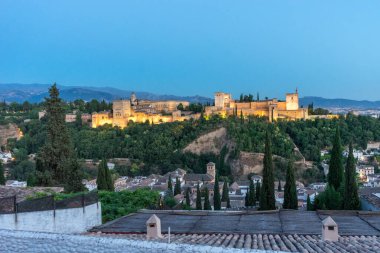 İspanya, Granada 'nın muhteşem Alhambra' sı. Gün batımında Mirador de San Nicolas 'tan seyredilen Alhambra kalesi..