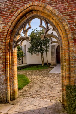 Belçika, Bruges, tuğla duvarında kemer olan taş bir bina.