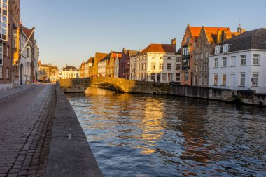Avrupa, Belçika, Bruges, bir şehrin içinden akan bir nehir.