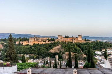 İspanya, Granada 'nın muhteşem Alhambra' sı. Gün batımında Mirador de San Nicolas 'tan seyredilen Alhambra kalesi..