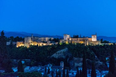 İspanya, Granada 'nın muhteşem Alhambra' sı. Gün batımında Mirador de San Nicolas 'tan seyredilen Alhambra kalesi..
