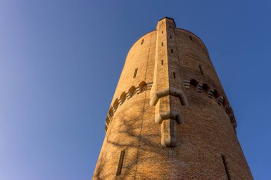 Avrupa, Belçika, Bruges, arka planda büyük kahverengi bir saat kulesi