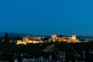 İspanya, Granada 'nın muhteşem Alhambra' sı. Gün batımında Mirador de San Nicolas 'tan seyredilen Alhambra kalesi..