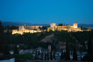 İspanya, Granada 'nın muhteşem Alhambra' sı. Gün batımında Mirador de San Nicolas 'tan seyredilen Alhambra kalesi..