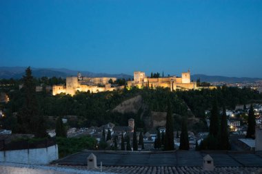 İspanya, Granada 'nın muhteşem Alhambra' sı. Gün batımında Mirador de San Nicolas 'tan seyredilen Alhambra kalesi..